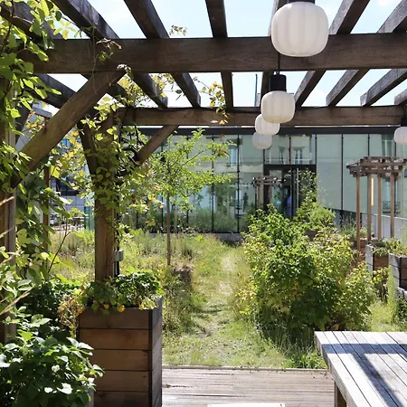 Deskopolitan House מלון